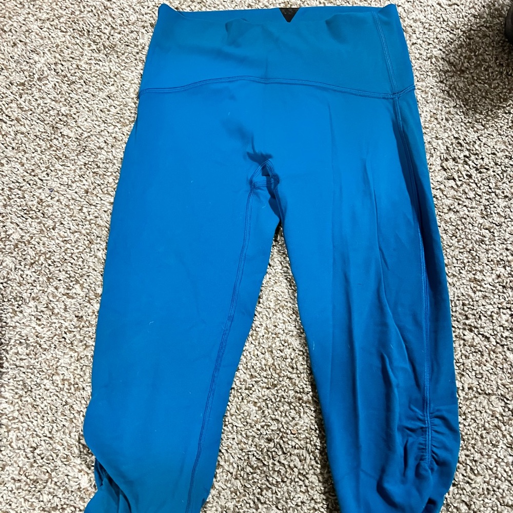 Ivviva girls cropped leggings. Pretty turquoise blue color.size 14.